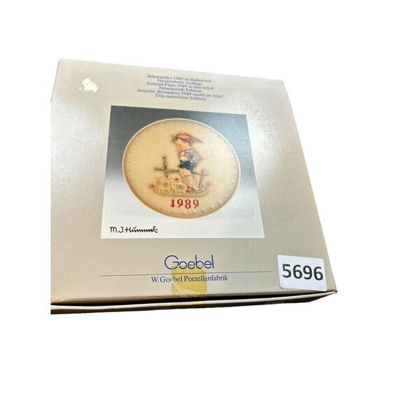M.J. Hummel Annual Plates 1989 & 1991 Goebel Porzellan Bas-Relief Editions - Picture 2 of 3